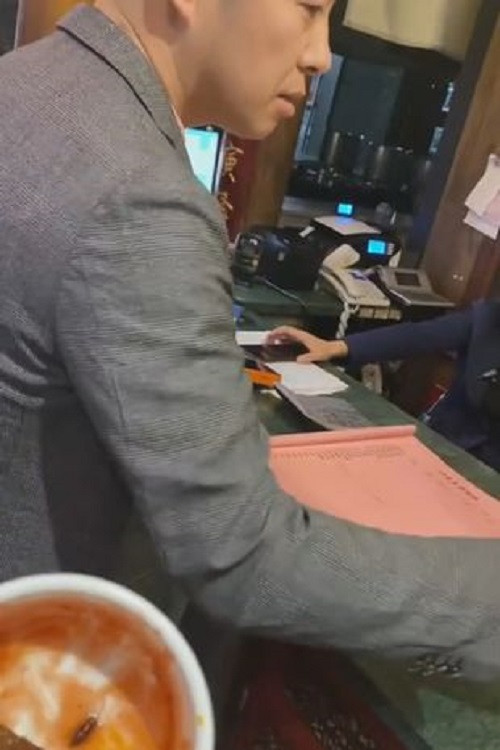 Một người đàn ông đã đưa con trai đi ăn tối tại nhà hàng này. Khi ăn xong, người cha kinh hãi phát hiện một gián ở đáy bát đựng đồ ăn của con trai. Ảnh: Mirror.