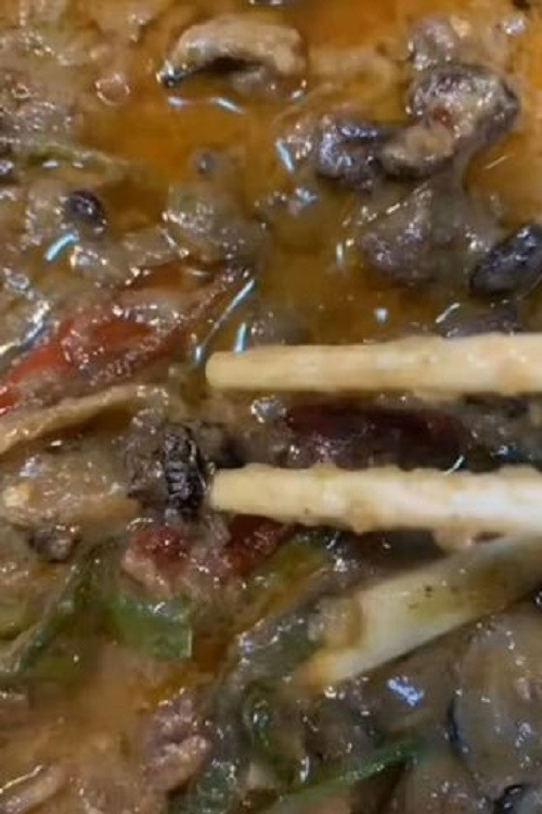 Cụ thể, người phụ nữ ở tỉnh Quảng Đông, Trung Quốc, đã đặt món vịt om ship tận nhà cho bữa tối của cô cùng bạn bè. Ảnh: Mirror.