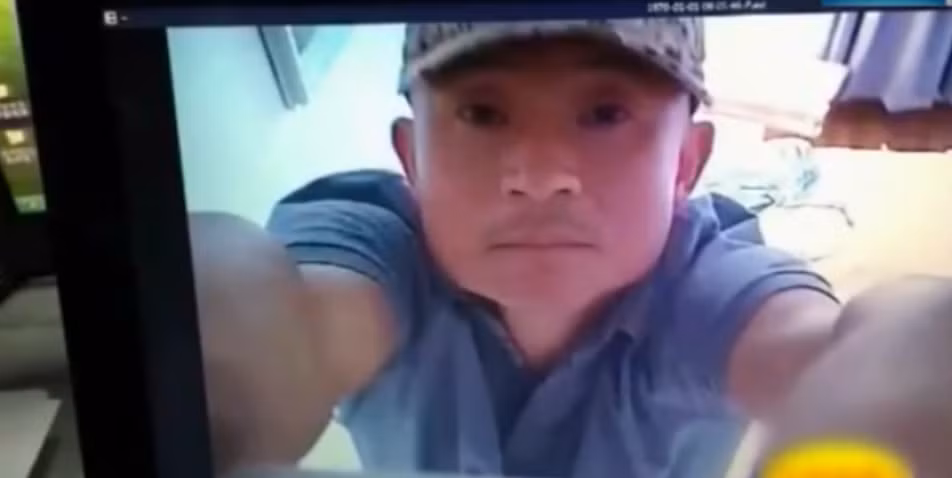 Thay anh sang xanh tren tu, vo chong toat mo hoi khi bat den-Hinh-3