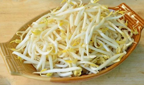 2. Giá đỗ không rễ: Nhiều nghiên cứu đã chỉ ra rằng, các hóa chất từ thuốc khích thích sẽ đọng lại trong giá đỗ, dù rửa bao nhiêu lần cũng không thể sạch. Khi con người ăn phải loại giá đỗ chứa chất kích thích này, chúng sẽ từ từ ăn mòn các tế bào gan, khiến chức năng gan suy giảm và gây bệnh.