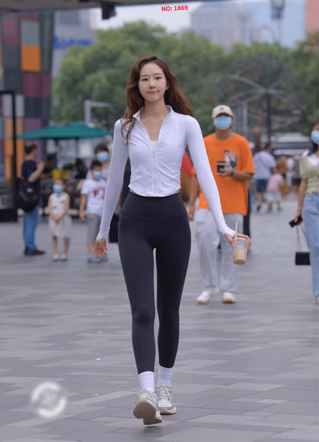 Không chỉ đơn giản là kiểu quần bó sát từ eo đến chân, quần tập được biến tấu ngày càng đa dạng về màu sắc, phong phú về kiểu dáng.