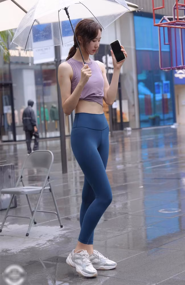 Để mặc đẹp quần legging sáng màu, các cô gái nên lựa chọn quần có chất liệu dày dặn và độ co giãn hợp lý.