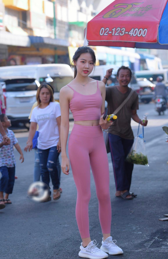 Khi diện set đồ sáng màu, các người đẹp cũng cần lựa chọn nội y phù hợp.