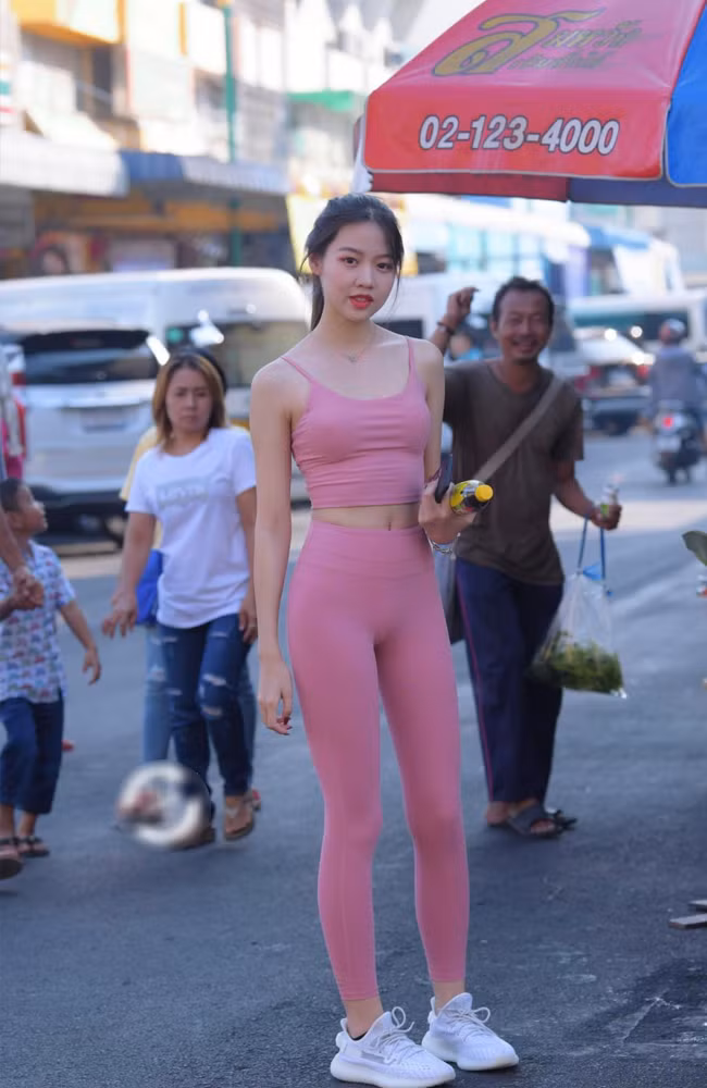 Khi diện set đồ sáng màu, các người đẹp cũng cần lựa chọn nội y phù hợp.