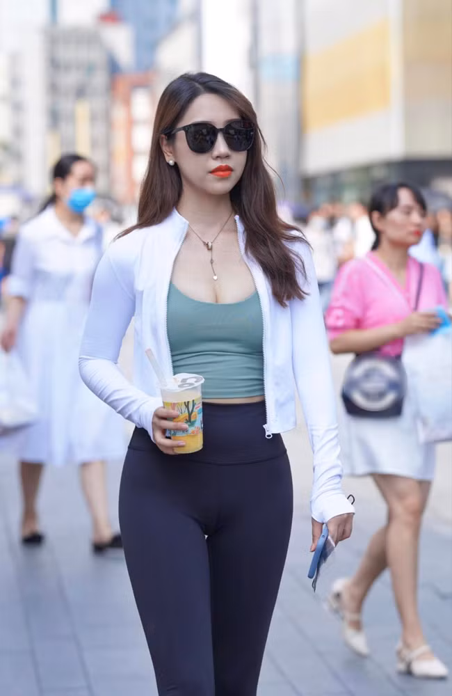 Để mặc đi dạo phố, một số người đẹp sẽ sử dụng áo khoác bên ngoài.