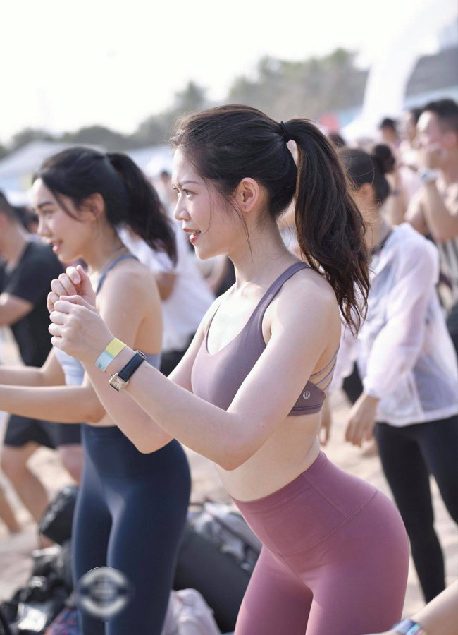 Quần legging tôn dáng luôn là sự lựa chọn hàng đầu của nhiều cô gái yêu thích phong cách thể thao, năng động.