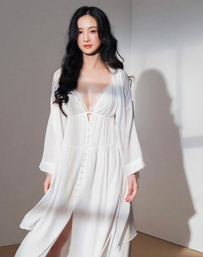 Trong một lựa chọn khác, cô khoác lên mình trang phục đồ ngủ dáng rộng màu trắng tinh khôi.