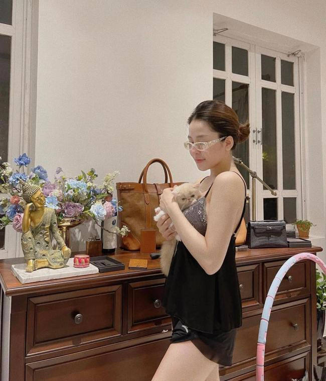 Trong phân khúc thời trang đồ ngủ, thiết kế có chất lụa đắp ren được số đông phái đẹp yêu thích.