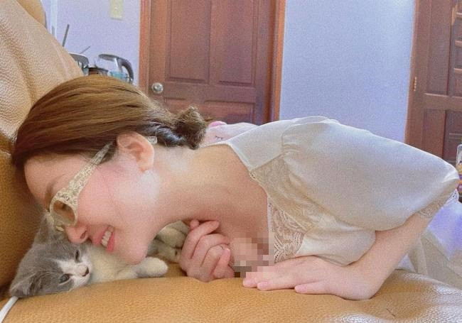 Sự gợi cảm và mềm mại từ chất liệu mang tôn lên vẻ đẹp nữ tính cho người mặc.