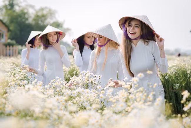 Hay những cô gái ngoại quốc với nét Tây rất riêng lại đẹp lạ trong tà áo dài, nón lá Việt Nam.