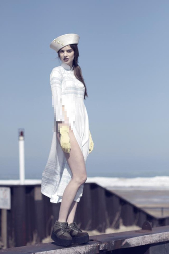 Nhiếp ảnh gia người Mỹ phải lên tiếng xin lỗi khi chụp người mẫu mặc áo dài Việt Nam nhưng không mặc quần lụa gây phẫn nộ.