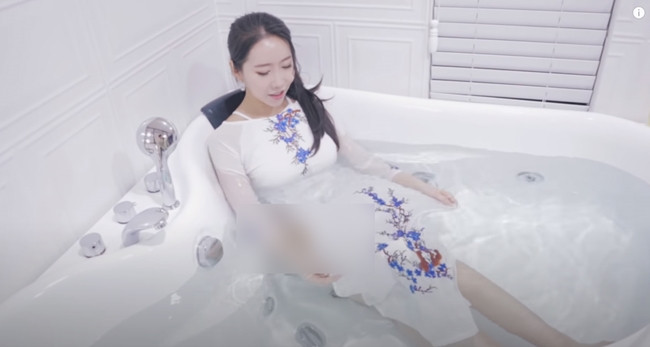 Không chỉ người phương Tây, người phương Đông cũng từng có biến tấu áo dài Việt Nam chưa khéo léo.