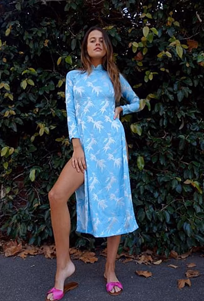 Từng có trang web đăng bán trang phục truyền thống của Việt Nam với lời giới thiệu "áo đầm phương Đông cổ điển thập niên 90" nhưng không có quần lụa đi kèm.