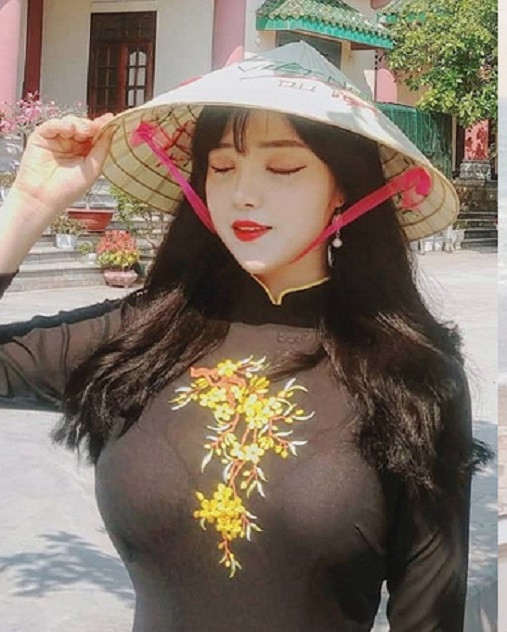 Hot girl Hàn Quốc này cũng mặc áo dài quá gợi cảm, áo mỏng xuyên thấu nên không được đánh giá cao.