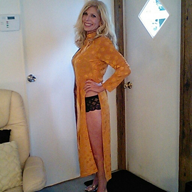 Thậm chí, việc rao bán áo dài thiếu quần trên các trang web nước ngoài cũng không phải thiếu.