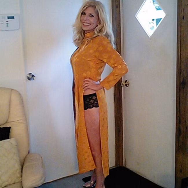 Thậm chí, việc rao bán áo dài thiếu quần trên các trang web nước ngoài cũng không phải thiếu.