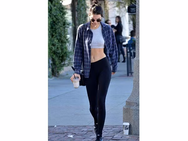 Kết hợp quần bó sát cùng những chiếc áo dáng dài sẽ giúp bạn có thể tránh lộ khuyết điểm ở vòng 3, thoải mái dạo phố. Ảnh: Boldsky.