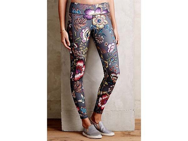 Bạn cũng có thể chọn quần tập họa tiết khá thời trang, vừa tôn dáng mà có thể tránh được khoảnh khắc hớ hênh, lộ điểm nhạy cảm. Ảnh: Boldsky.