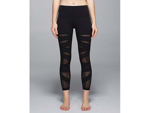 Để tránh hớ hênh, phản cảm khi mặc quần tập bó sát ở nơi đông người, trước hết, người mặc cần chọn quần tập có chất liệu dày dặn, độ ôm vừa phải. Ảnh: Boldsky.