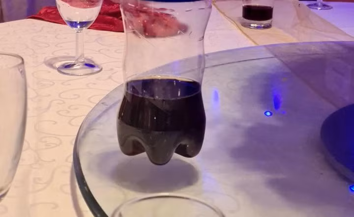 Chai nước ngọt như đang lơ lửng trên bàn ăn.