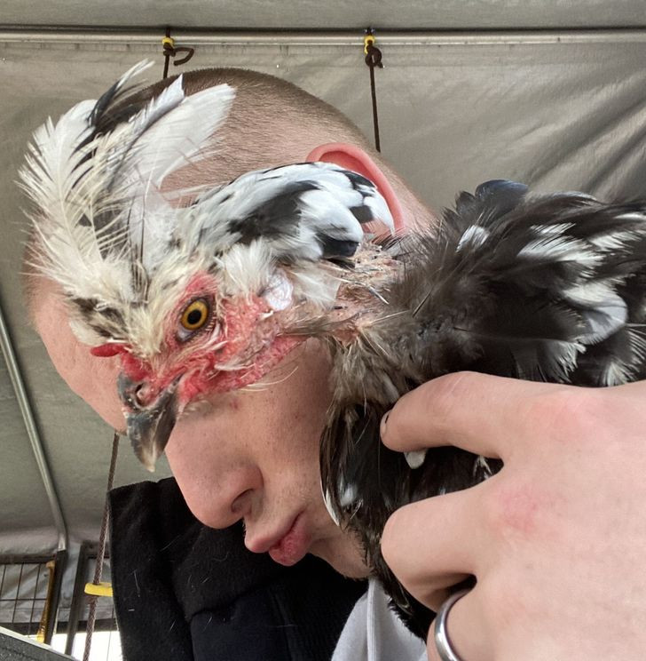 Một trong những khoảnh khắc “gây lú” nhất trong cuộc sống, khiến nhiều người lầm tưởng người đàn ông này đang hóa trang. (Nguồn ảnh: BS)