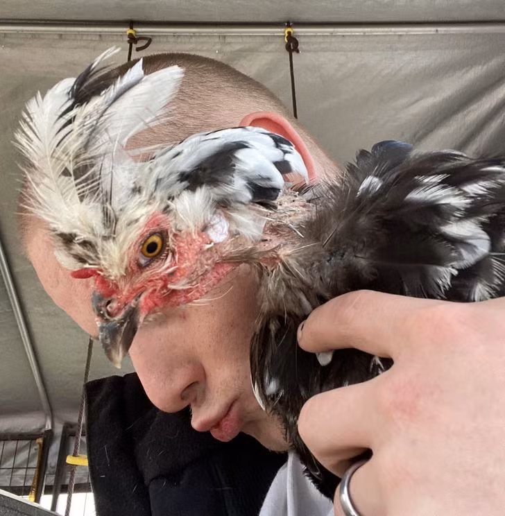 Một trong những khoảnh khắc “gây lú” nhất trong cuộc sống, khiến nhiều người lầm tưởng người đàn ông này đang hóa trang. (Nguồn ảnh: BS)