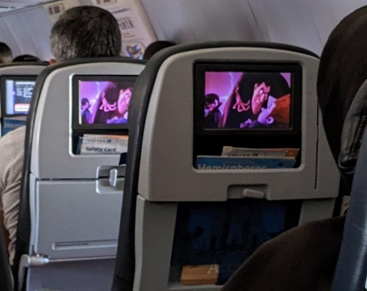 “Hai người không liên quan này trên chuyến bay của tôi bắt đầu xem cùng một bộ phim vào cùng một thời điểm”, chủ nhân bức ảnh ghi lại khoảnh khắc trùng hợp này tiết lộ.