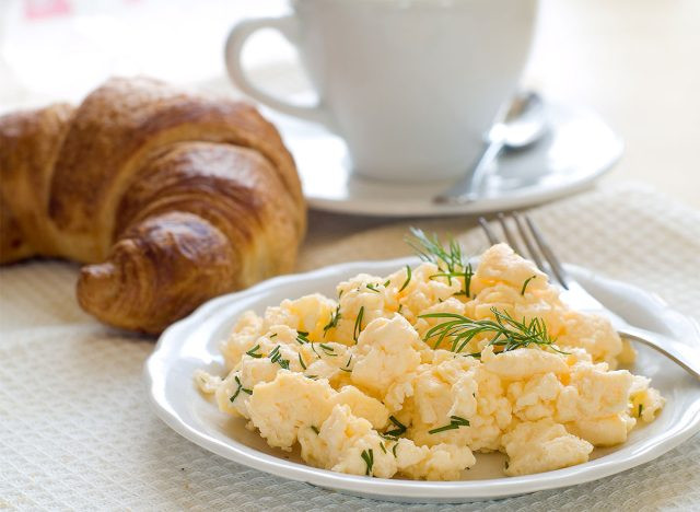 Ngoài ra, các nhà nghiên cứu còn chỉ ra rằng "béo phì, thừa cân, hút thuốc và sử dụng bột talc quanh vùng kín…làm tăng đáng kể nguy cơ ung thư buồng trứng". Ảnh: Shutterstock.