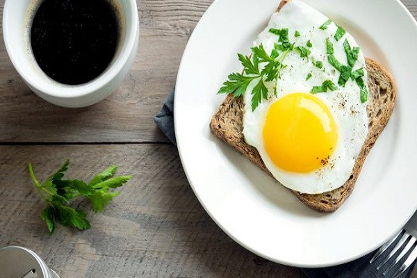 Đáng chú ý, theo nhóm nghiên cứu, một số loại đồ ăn thức uống quen thuộc như cà phê, trứng, đồ uống có cồn,...có thể “làm tăng đáng kể nguy cơ ung thư buồng trứng”. Ảnh: Shutterstock.