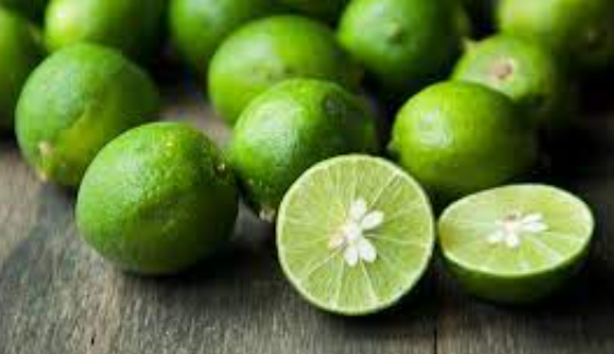 Với trường hợp hôi nách, hôi chân tay, bạn có thể dùng nửa quả chanh tươi chà nhẹ vào các vùng da này và massage vài phút rồi rửa lại bằng nước sạch. Các axit tự nhiên trong chanh sẽ đánh bay vi khuẩn gây mùi, giúp cơ thể thơm tho hơn.