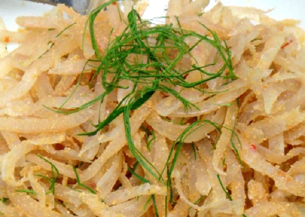 Nem chạo là một đặc sản ở vùng đất Quảng Yên, Quảng Ninh. Nguyên liệu làm nem khá đơn giản, gồm có bì lợn thái sợi, gạo rang giã nhỏ thành bột nhưng bí quyết để món nem có ngon hay không là ở nước chấm. Ảnh: Thegioiamthuc.