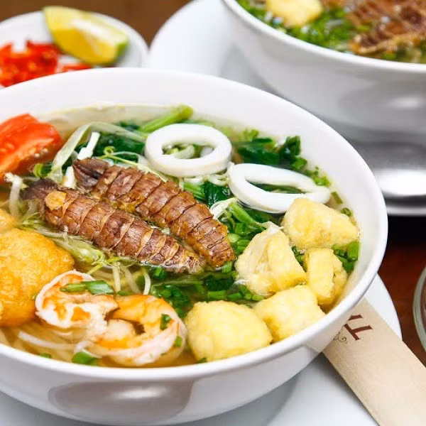 Bún bề bề là món ăn phổ biến do Hạ Long là nơi tập trung rất nhiều bề bề. Bề bề được luộc chín và bóc vỏ cẩn thận, giữ nguyên con và trải đều trong tô bún. Nước dùng nấu từ xương ninh, tôm, ghẹ, bề bề ngọt lừ, tươi nguyên vị biển. Nếu du khách tới Hạ Long mà chưa thưởng thưởng thức món bún trứ danh này sẽ là một thiếu sót lớn. Ảnh: Zing.