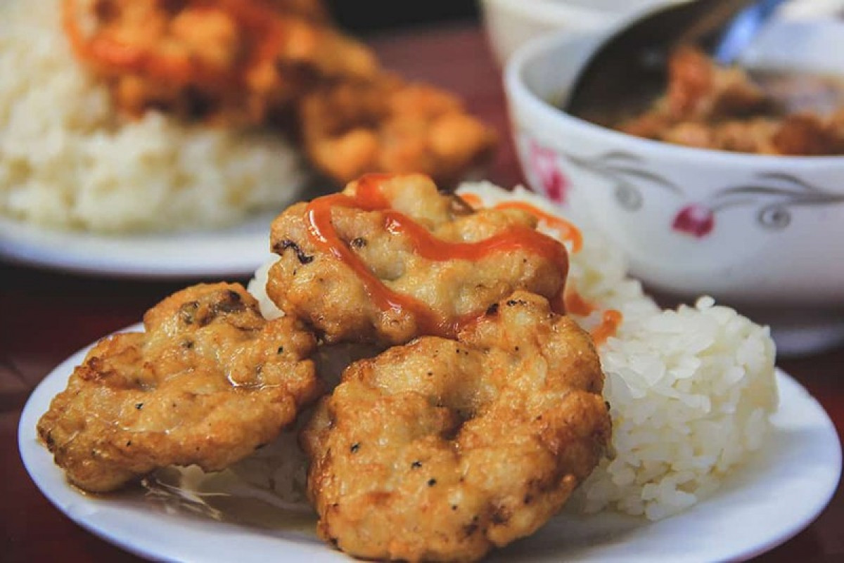 “Chả mực giã tay – ngon say lòng người” là câu nói nổi tiếng ở Quảng Ninh để chỉ món đặc sản chả mực ở vùng đất này. Mực để làm chả là những con mực tươi được bắt sống trong vùng biển Hạ Long mang về, được làm sạch rồi giã tay, nặn thủ công, tạo ra độ dai giòn và hương vị thơm ngon. Sự kết hợp chả mực với bánh cuốn, xôi trắng được nhiều người lựa chọn làm món điểm tâm sáng. Ảnh: Zing.