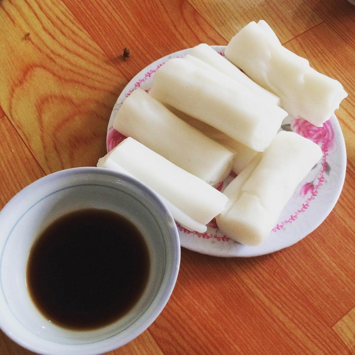 Nước chấm của món bánh gật gù được pha khá cầu kì, bao gồm nước mắm cốt chưng kèm mỡ gà, hành phi, thêm chút thịt băm. Khi thưởng thức bánh, ai nấy đều phải gật gù khen ngon, nhất là khi ăn cùng khâu nhục. Hương vị thanh mát từ bánh hòa quyện cùng độ ngậy béo của nước chấm tạo nên món ăn vô cùng hấp dẫn. Ảnh: Zing.