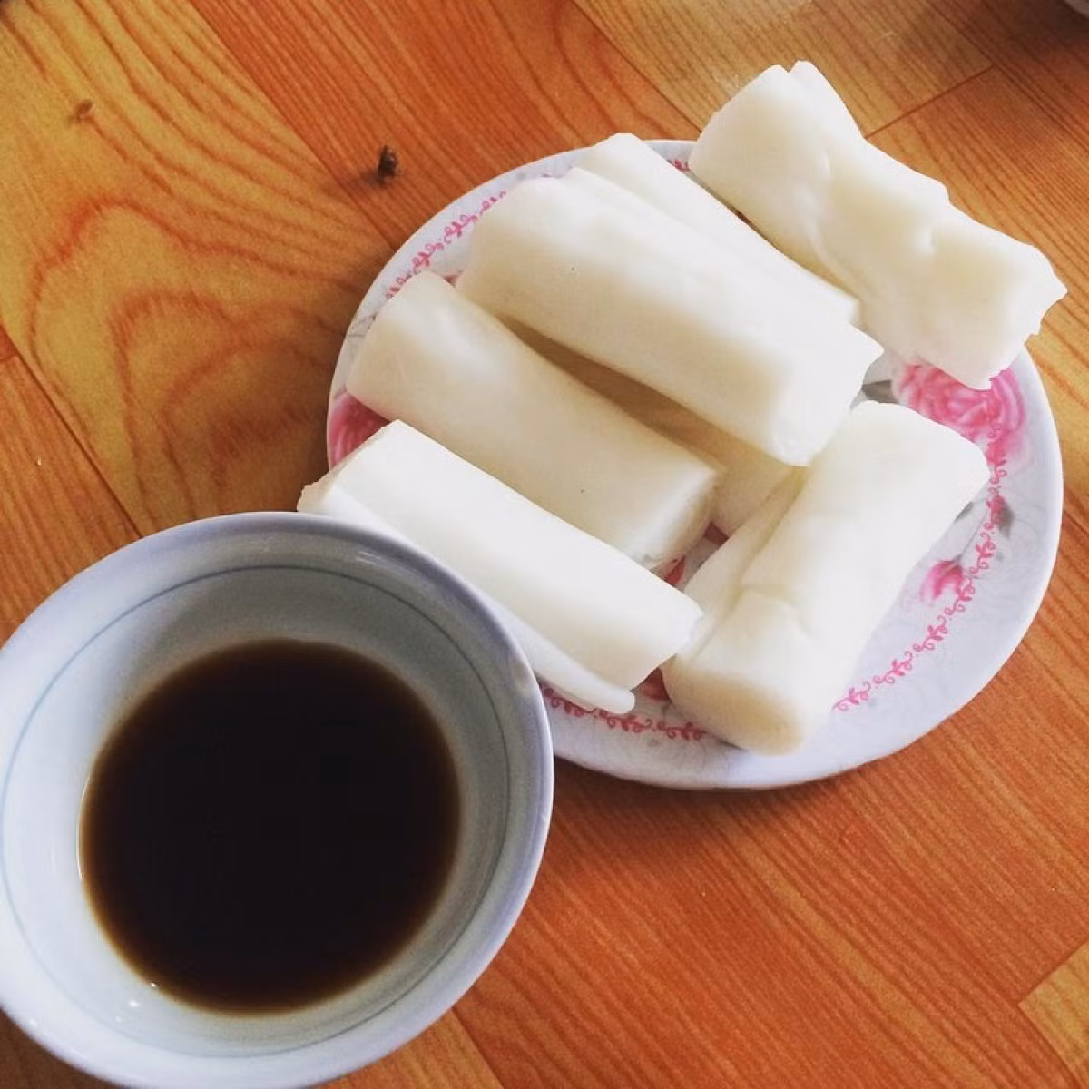 Nước chấm của món bánh gật gù được pha khá cầu kì, bao gồm nước mắm cốt chưng kèm mỡ gà, hành phi, thêm chút thịt băm. Khi thưởng thức bánh, ai nấy đều phải gật gù khen ngon, nhất là khi ăn cùng khâu nhục. Hương vị thanh mát từ bánh hòa quyện cùng độ ngậy béo của nước chấm tạo nên món ăn vô cùng hấp dẫn. Ảnh: Zing.