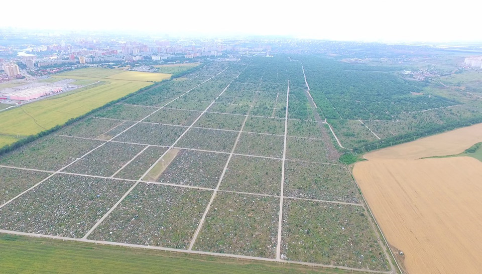 Nghĩa trang Severnoye Kladbishche có diện tích bằng khoảng 400 sân bóng đá, với tổng chiều dài đường bộ nối giữa những ngôi mộ lên đến 80 km. Đây là nghĩa trang lớn thứ 2 tại châu Âu. "Nơi này giống như một thực thể sống, một thành phố thu nhỏ. Chúng tôi có cả hệ thống xe buýt, xe taxi riêng nhằm phục vụ hàng nghìn công nhân đang làm việc tại đây. Không phải nghĩa trang nào cũng phức tạp và rộng lớn như Severnoye Kladbishche", ông Osikov nói.