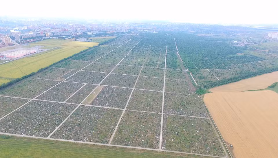 Nghĩa trang Severnoye Kladbishche có diện tích bằng khoảng 400 sân bóng đá, với tổng chiều dài đường bộ nối giữa những ngôi mộ lên đến 80 km. Đây là nghĩa trang lớn thứ 2 tại châu Âu. "Nơi này giống như một thực thể sống, một thành phố thu nhỏ. Chúng tôi có cả hệ thống xe buýt, xe taxi riêng nhằm phục vụ hàng nghìn công nhân đang làm việc tại đây. Không phải nghĩa trang nào cũng phức tạp và rộng lớn như Severnoye Kladbishche", ông Osikov nói.