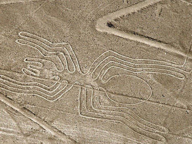  Cao nguyên Nazca ở Peru: Trong khu vực có diện tích gần 500km2 có đến 300 hình vẽ, hình ảnh lớn nhất trong số đó là chú bồ nông dài 285m. Phần lờn hình vẽ có dạng hình học, bên cạnh đó là hình mô tả thế giới tự nhiên như các lại động thực vật. Ảnh Turismoi.pe.
