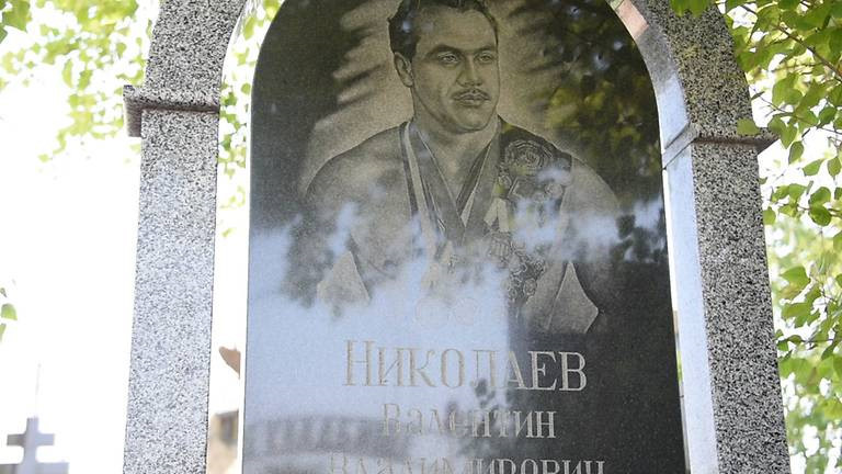 Huyền thoại đô vật người Nga Valentin Nikolayev, nhà vô địch thế giới năm 1955 và là vận động viên giành huy chương vàng Olympic năm 1956, cũng được chôn cất tại nghĩa trang thành phố phía nam nước Nga. "Người Nga không có truyền thống khắc hình Đức mẹ Maria hoặc Chúa Jesus lên bia mộ như nhiều quốc gia phương Tây, họ thường để ảnh của chính mình", ông Osikov nói.