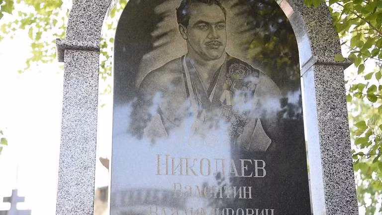 Huyền thoại đô vật người Nga Valentin Nikolayev, nhà vô địch thế giới năm 1955 và là vận động viên giành huy chương vàng Olympic năm 1956, cũng được chôn cất tại nghĩa trang thành phố phía nam nước Nga. "Người Nga không có truyền thống khắc hình Đức mẹ Maria hoặc Chúa Jesus lên bia mộ như nhiều quốc gia phương Tây, họ thường để ảnh của chính mình", ông Osikov nói.