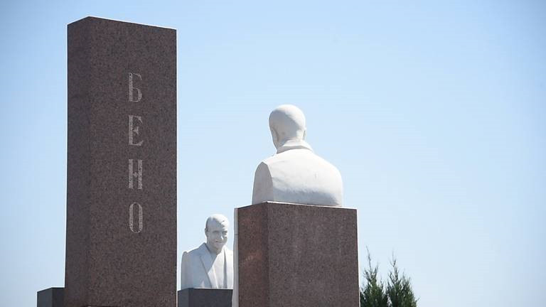 Phần lớn bia mộ có giá không hề rẻ. Osikov cho biết tấm bia đắt nhất tại nghĩa trang Severnoye Kladbishche thuộc về hai anh em nhà Stepanov (trong ảnh), với phần tượng nửa người trị giá đến 165.000 USD. Khi được hỏi liệu họ có phải mafia, ông Osikov lập tức bác bỏ: "Dù là doanh nhân, bác sĩ, kỹ sư, ca sĩ hay tội phạm, họ đều có quyền được chôn cất tử tế. Tại đây, họ có quyền yên nghỉ".