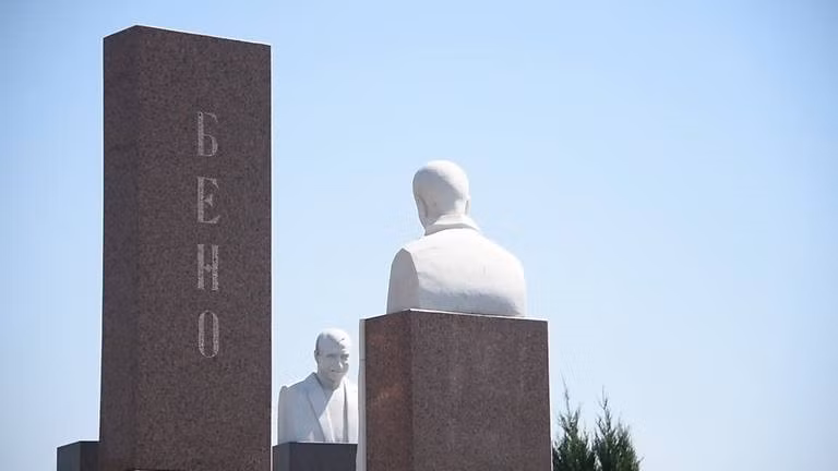 Phần lớn bia mộ có giá không hề rẻ. Osikov cho biết tấm bia đắt nhất tại nghĩa trang Severnoye Kladbishche thuộc về hai anh em nhà Stepanov (trong ảnh), với phần tượng nửa người trị giá đến 165.000 USD. Khi được hỏi liệu họ có phải mafia, ông Osikov lập tức bác bỏ: "Dù là doanh nhân, bác sĩ, kỹ sư, ca sĩ hay tội phạm, họ đều có quyền được chôn cất tử tế. Tại đây, họ có quyền yên nghỉ".