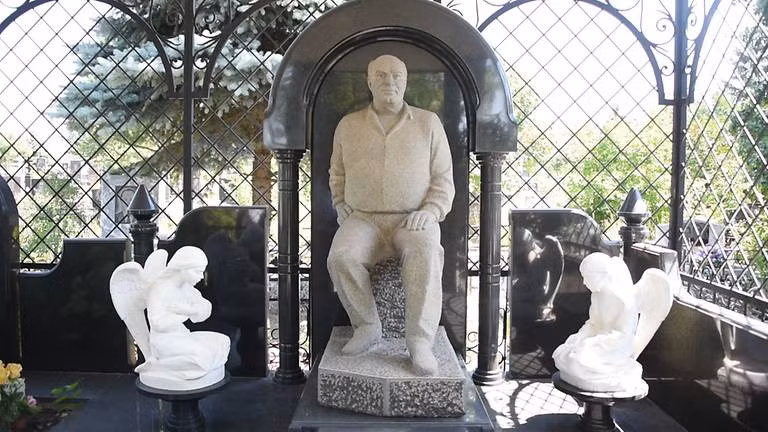 Vladimir Barsegov ngồi trên ngai vàng, dưới chân ông là hai bức tượng thiên thần trắng muốt. Từ chiếc áo sơmi đóng thùng đến cặp chân mày dưới cái đầu hói, bức tượng toàn thân của trùm mafia Barsegov tạo cảm tưởng ông là một "người chú vui tính" của mọi gia đình. Nhưng rõ ràng ông không phải người bình thường. Hài cốt của Barsegov được chôn cất ở nghĩa trang Severnoye Kladbishche, thành phố Rostov-on-Don, miền Nam nước Nga.