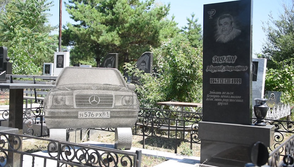 Tranh điêu khắc, tượng bán thân, xe hơi cẩm thạch và nhiều bia mộ lộng lẫy tại đây được cho là của những "ông trùm mafia" tiếng tăm một thời. Barsegov không phải là ngoại lệ, người được cho là cầm đầu băng đảng tội phạm hoạt động tại thành phố Sochi nằm cạnh Biển Đen.