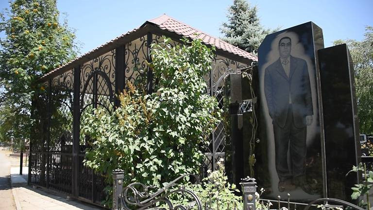 Ông Igor Osikov, phó giám đốc nghĩa trang thành phố Rostov-on-Don, từ chối xác nhận việc Barsegov có phải là ông trùm khét tiếng biệt danh Kirpich hay không. Tuy nhiên, ông thừa nhận Barsegov đã "làm nhiều hơn một công việc và đã giàu lên" trong thời kỳ Liên Xô tan rã. "Sau cùng thì những hoạt động kinh doanh này cũng giúp nước Nga phát triển, là nền móng để chúng ta tổ chức kỳ World Cup thành công như vừa rồi", Osikov nói.