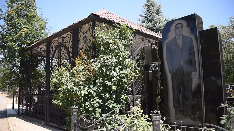 Ông Igor Osikov, phó giám đốc nghĩa trang thành phố Rostov-on-Don, từ chối xác nhận việc Barsegov có phải là ông trùm khét tiếng biệt danh Kirpich hay không. Tuy nhiên, ông thừa nhận Barsegov đã "làm nhiều hơn một công việc và đã giàu lên" trong thời kỳ Liên Xô tan rã. "Sau cùng thì những hoạt động kinh doanh này cũng giúp nước Nga phát triển, là nền móng để chúng ta tổ chức kỳ World Cup thành công như vừa rồi", Osikov nói.