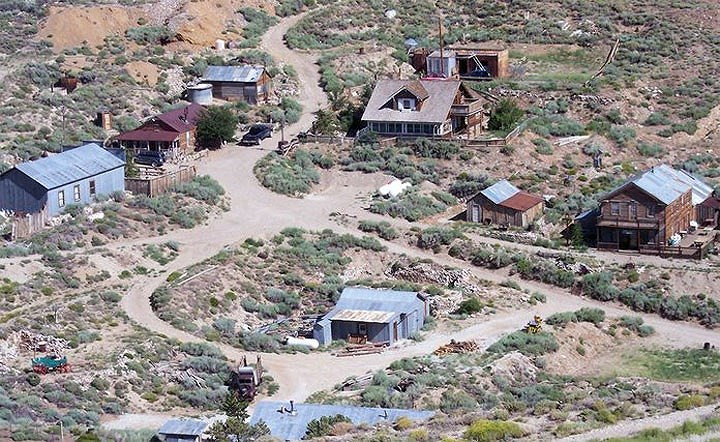 Năm 1869, thị trấn là nơi khai thác, sản xuất bạc và chì lớn nhất bang California. Tờ Los Angeles News từng viết năm 1872: "Thứ Los Angeles hiện có, chủ yếu dựa vào thương mại ở Cerro Gordo". Ảnh Blanca N. Hamilton.
