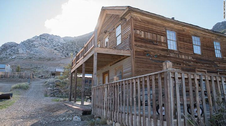 Hai người mua thị trấn này là Brent Underwood và Jon Bier. Họ đầu tư 1.3 triệu USD để khôi phục và bảo tồn nơi này như một khu di tích. Ảnh Bishops real estate