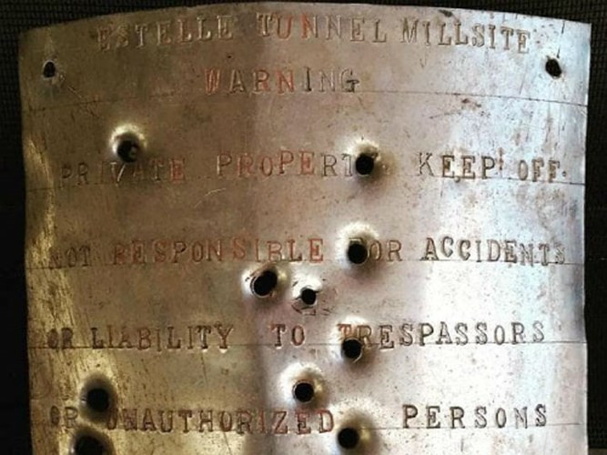 Còn lưu giữ nhiều bí ẩn về các vết đạn bắn và những vệt máu trên tường, thị trấn mới được bán đi với giá 1,4 triệu USD. Ảnh News