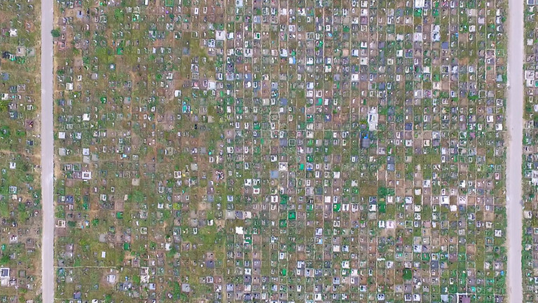 "Khi được xây dựng vào năm 1972, nghĩa trang rộng vài chục nghìn km2 này hầu hết là đất trống, nhưng giờ thì nó đã đầy bia mộ", ông Osikov cho biết. Ông giải thích rằng mỗi gia đình thời Xô Viết được chính phủ cấp 7,2 m2 đất để làm nơi chôn cất, nhiều hơn so với các nghĩa trang phương Tây.